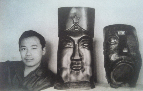 Wang Keping et ses sculptures Idole et silence dans son studio à Pékin 1979
